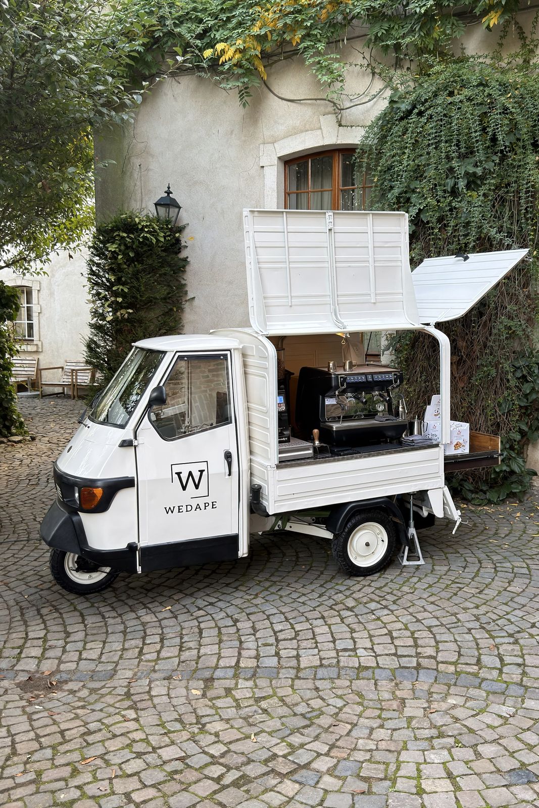 Geöffnete Coffee-Ape mit Siebträgermaschine