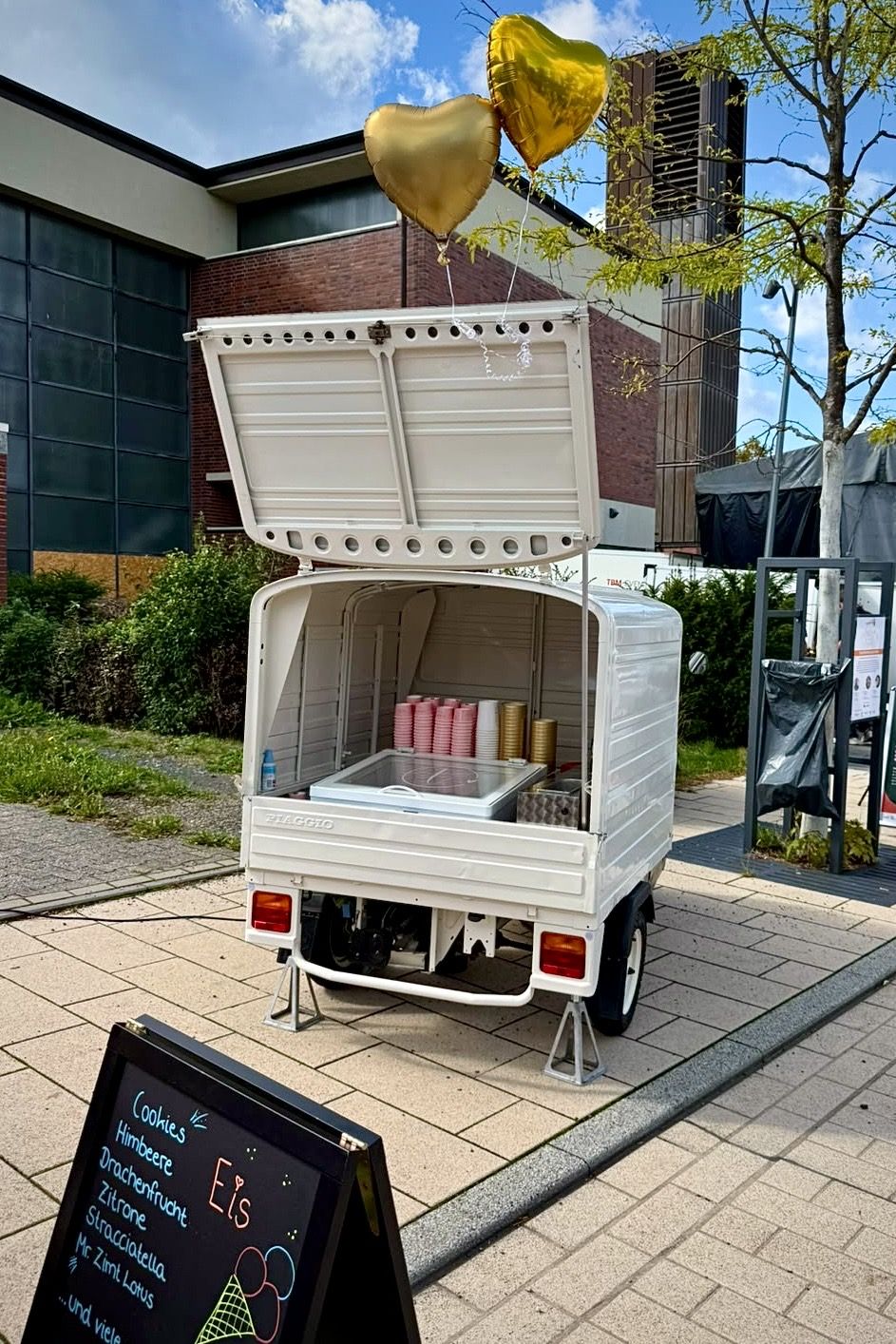 Eis-Ape mit Eisvitrine und Bechern