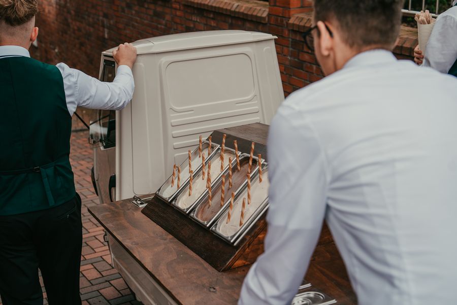 Eis-Ape auf einer Hochzeit