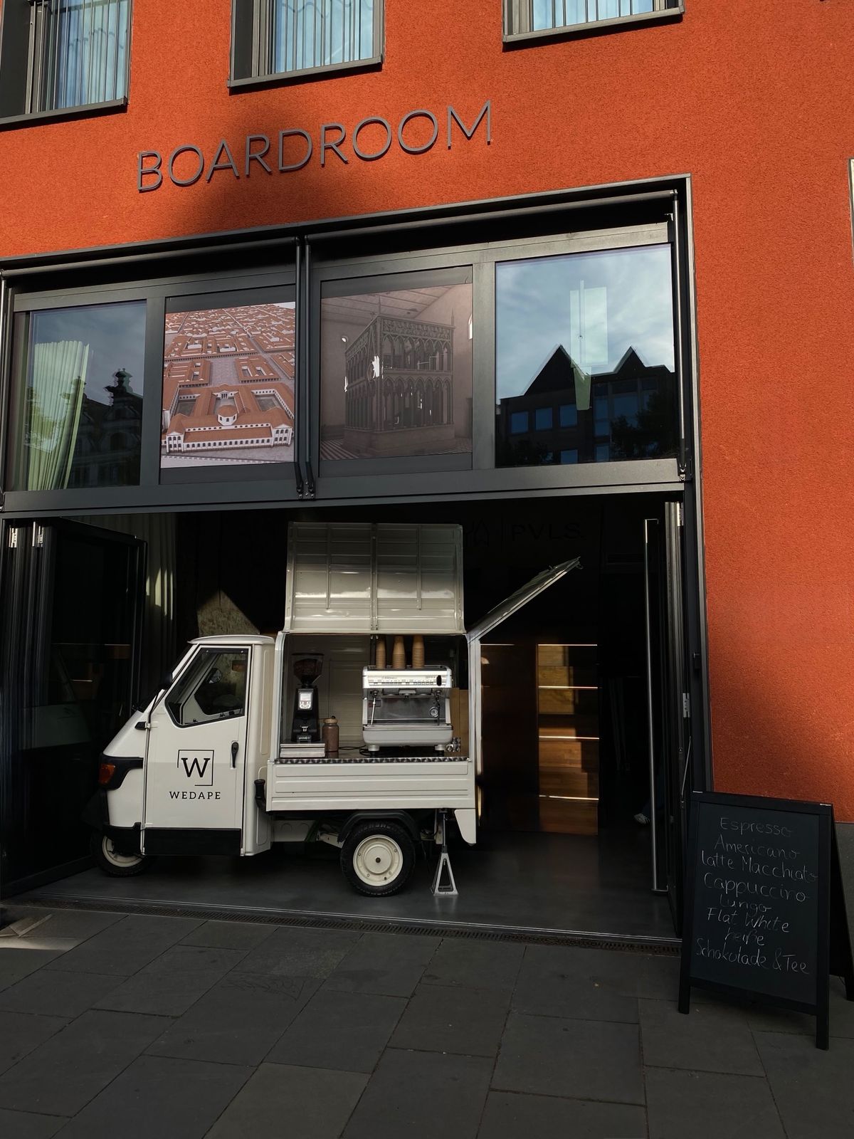 Coffee-Ape von Wedape bei einem Firmenevent vor dem Boardroom