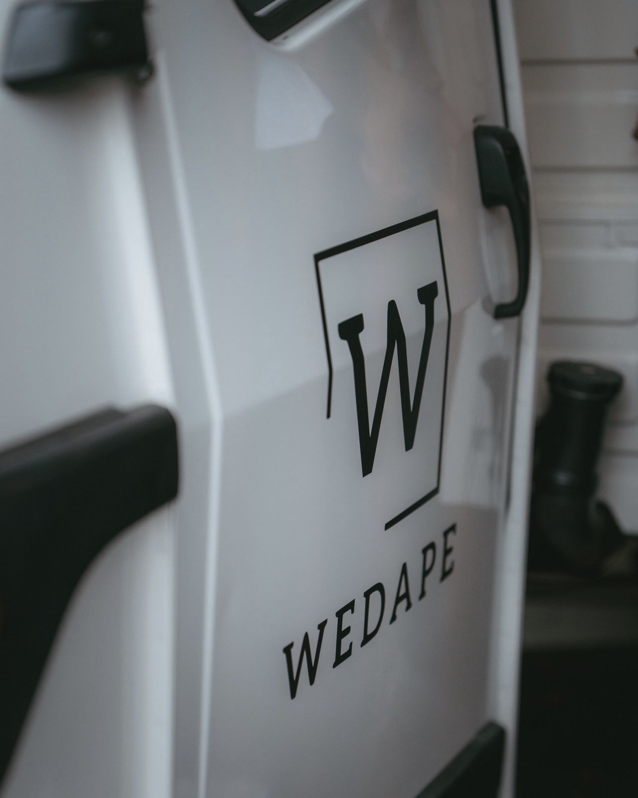 Wedape-Logo auf der Tür