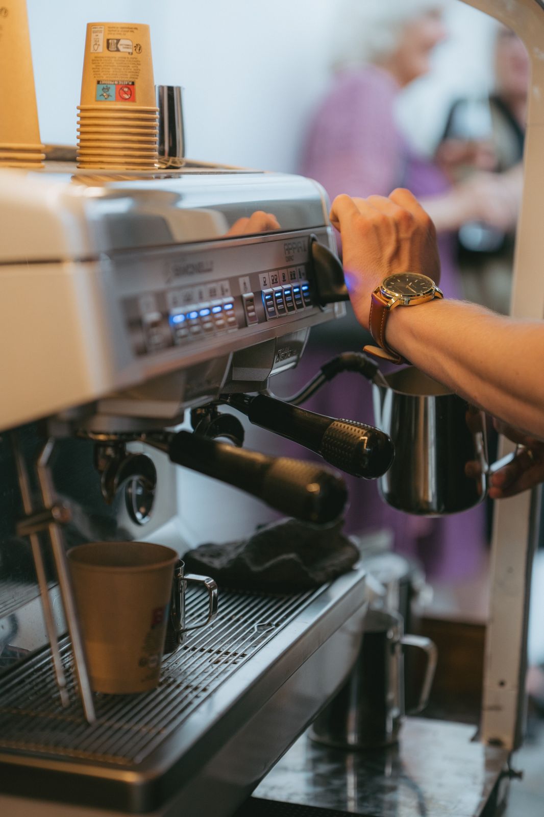 Barista an der Siebträgermaschine der Coffee-Ape