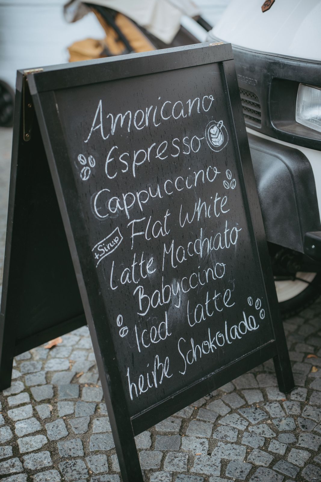 Getränketafel mit Americano, Espresso, Cappuccino und mehr