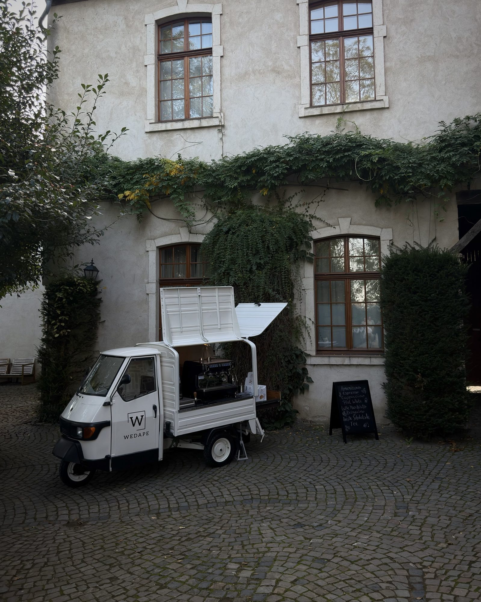Die Coffee-Ape von Wedape im Innenhof einer Location