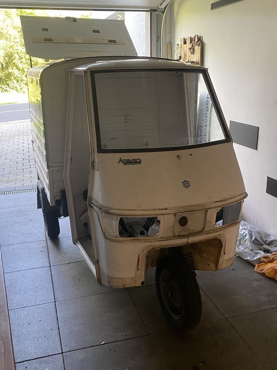 Ape in der Garage mit ausgebauter Front
